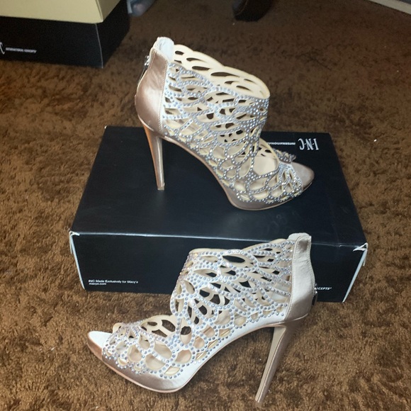 ✨✨Open toe Bisque Satin Heels✨✨ - Picture 6 of 6